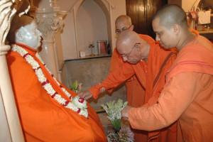 Srimat Swami Smaranananda Maharaj offering pranams